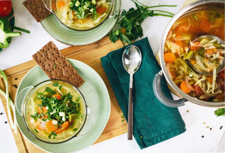 due piatti di zuppa di verdura