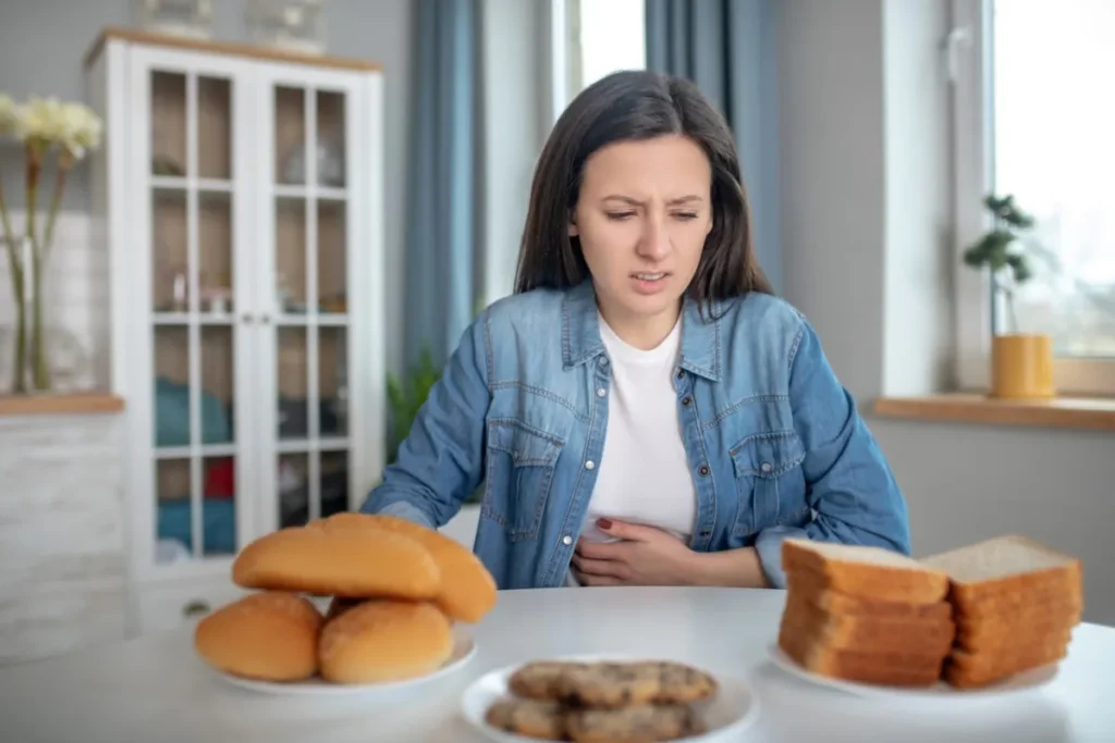 ragazza che soffre perché non sa se ha allergie o intolleranze