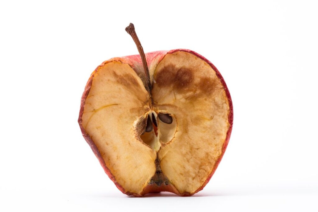 mezza mela non conservata e annerita