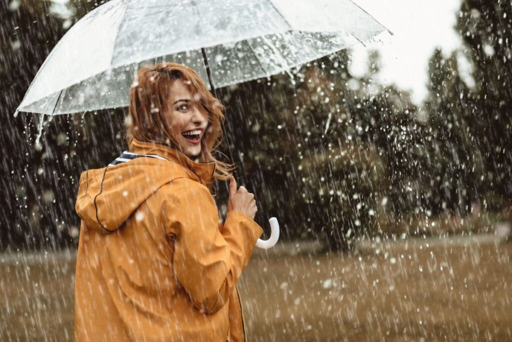 ragazza con un ombrello sotto la pioggia