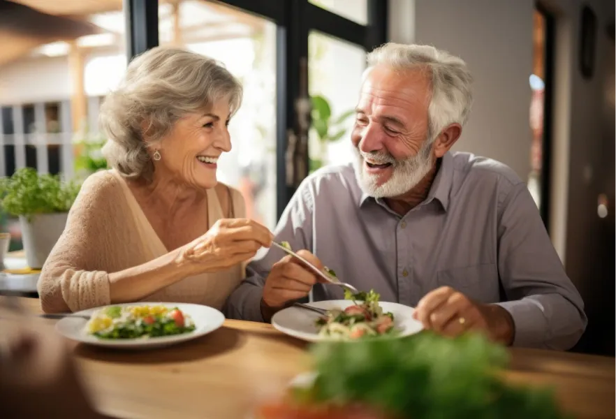 coppia matura che mangia sano