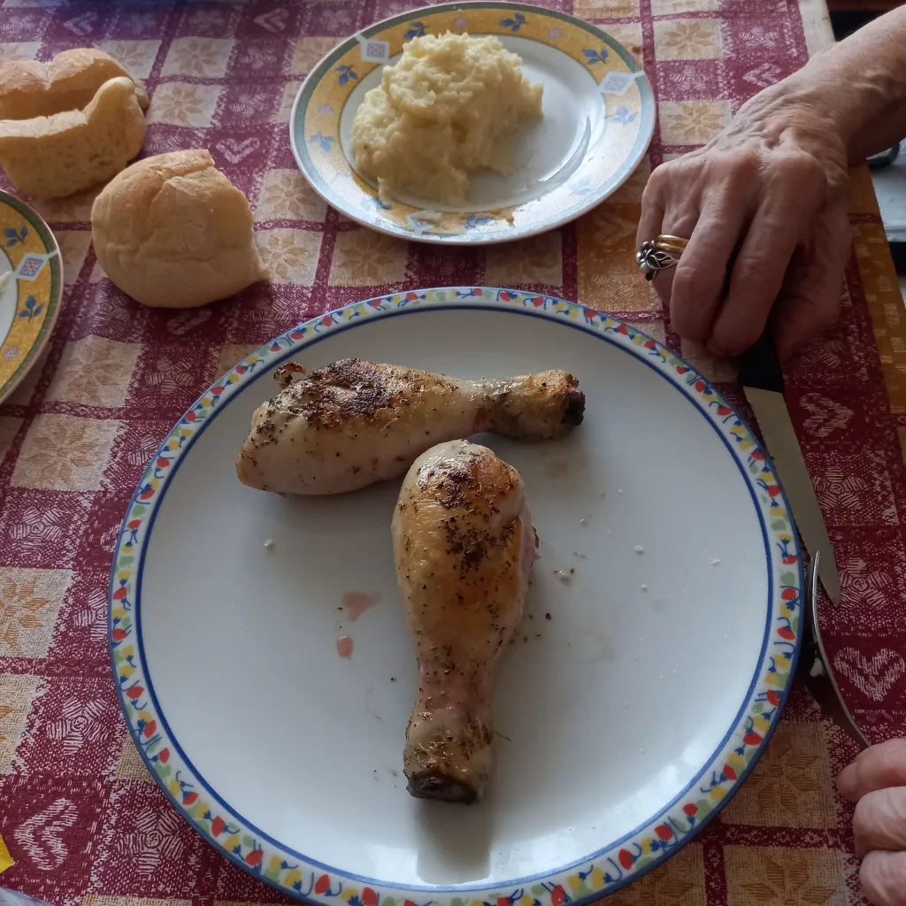 foto di piatto con pollo e purè