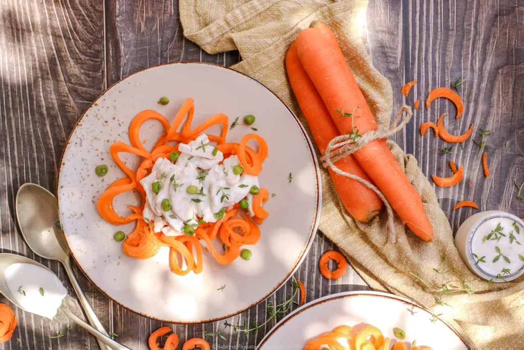 foto di spaghetti di carote con pollo alla salsa yogurt