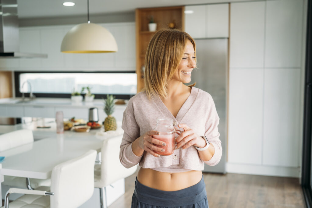 Giovane donna che fa colazione in cucina.
