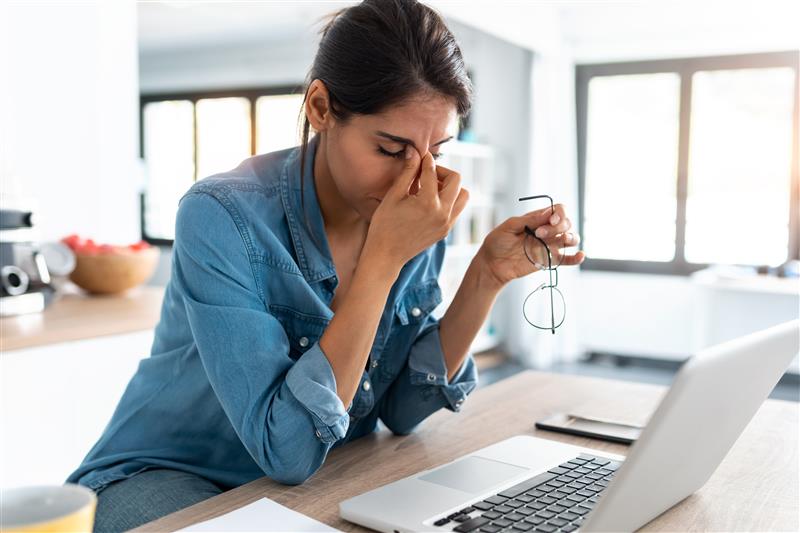 Giovane donna stressata al pc