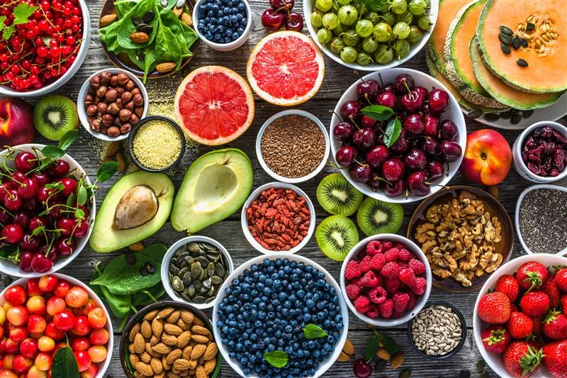 Tavola imbandita di cibi salutari di origine vegetale