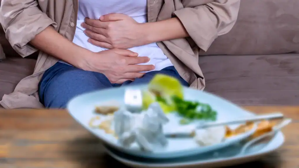 Persona con dolore addominale, problema comune nell'intestino irritabile.